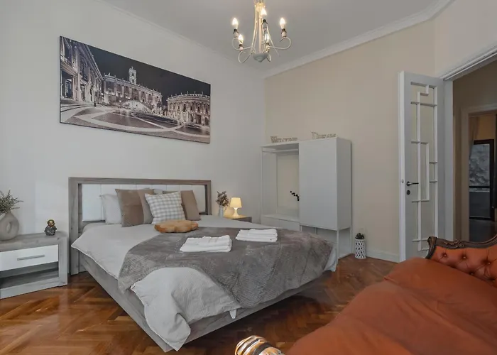 Old Town Hideaway 3 Bdrm Lägenhet Bukarest