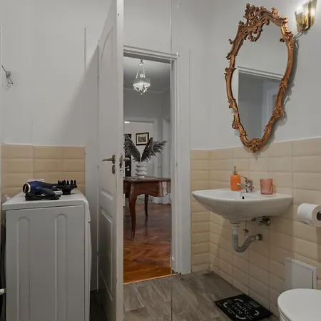 Old Town Hideaway 3 Bdrm Bucharest