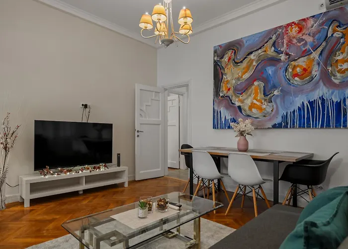 Апартаменти Old Town Hideaway 3 Bdrm Бухарест