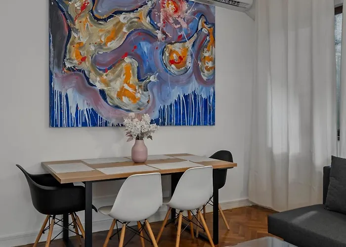 Апартаменти Old Town Hideaway 3 Bdrm