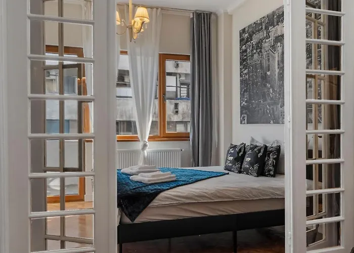 Old Town Hideaway 3 Bdrm * Бухарест