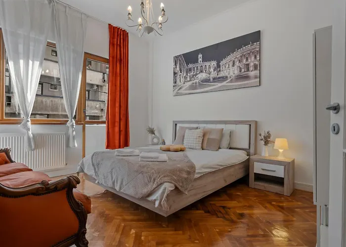 Old Town Hideaway 3 Bdrm Бухарест