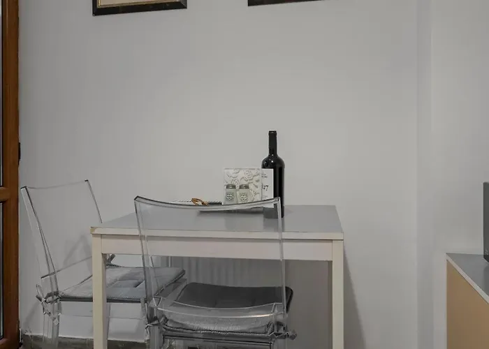 Апартаменти Old Town Hideaway 3 Bdrm