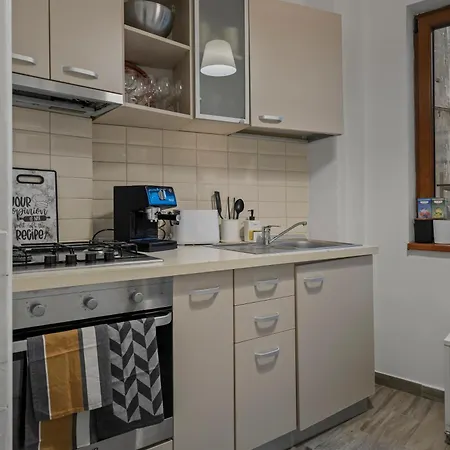 Old Town Hideaway 3 Bdrm Апартаменты Бухарест